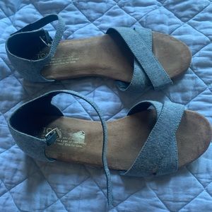 Tom’s Correa Sandal in chambray